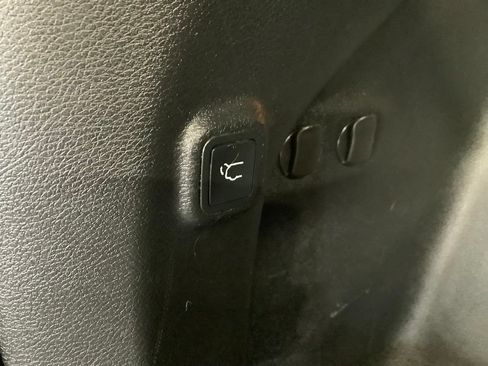 Used 2019 Jeep Cherokee Limited AWD/4WD image 23