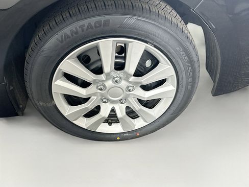 Used 2020 Toyota Corolla LE image 11