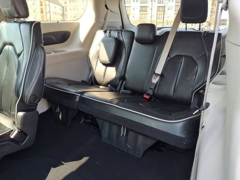 Used 2023 Chrysler Pacifica Limited FWD image 23