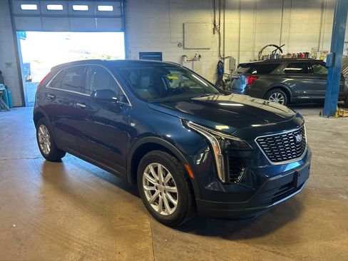 Used 2019 Cadillac XT4 Luxury w/ Cold Weather Package FWD image 3