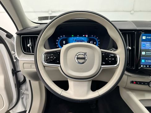 Used 2023 Volvo XC60 B5 Plus image 24