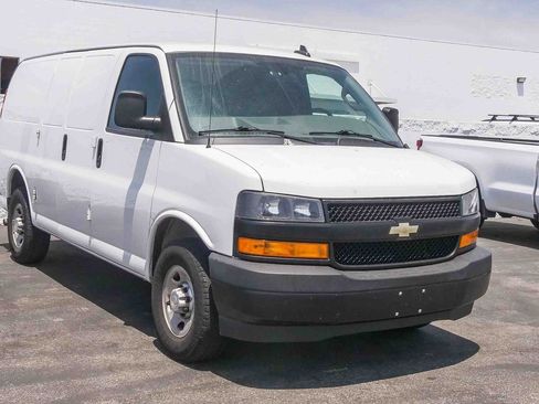 Used 2021 Chevrolet Express 2500 RWD image 3