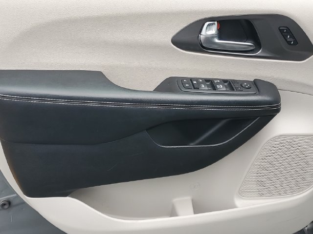 Used 2023 Chrysler Pacifica Touring-L FWD image 15