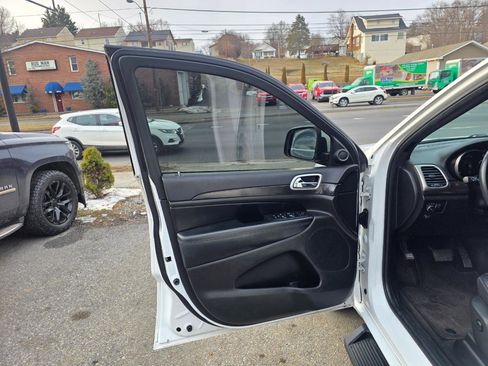 Used 2018 Jeep Grand Cherokee Altitude image 10