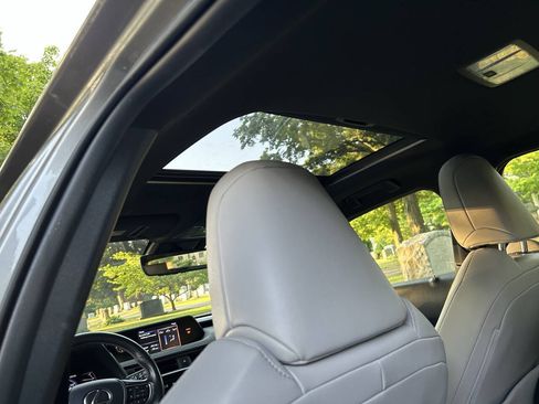 Used 2019 Lexus UX 200 w/ Premium Package FWD image 25