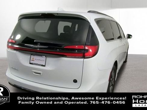 Used 2021 Chrysler Pacifica Touring-L image 8