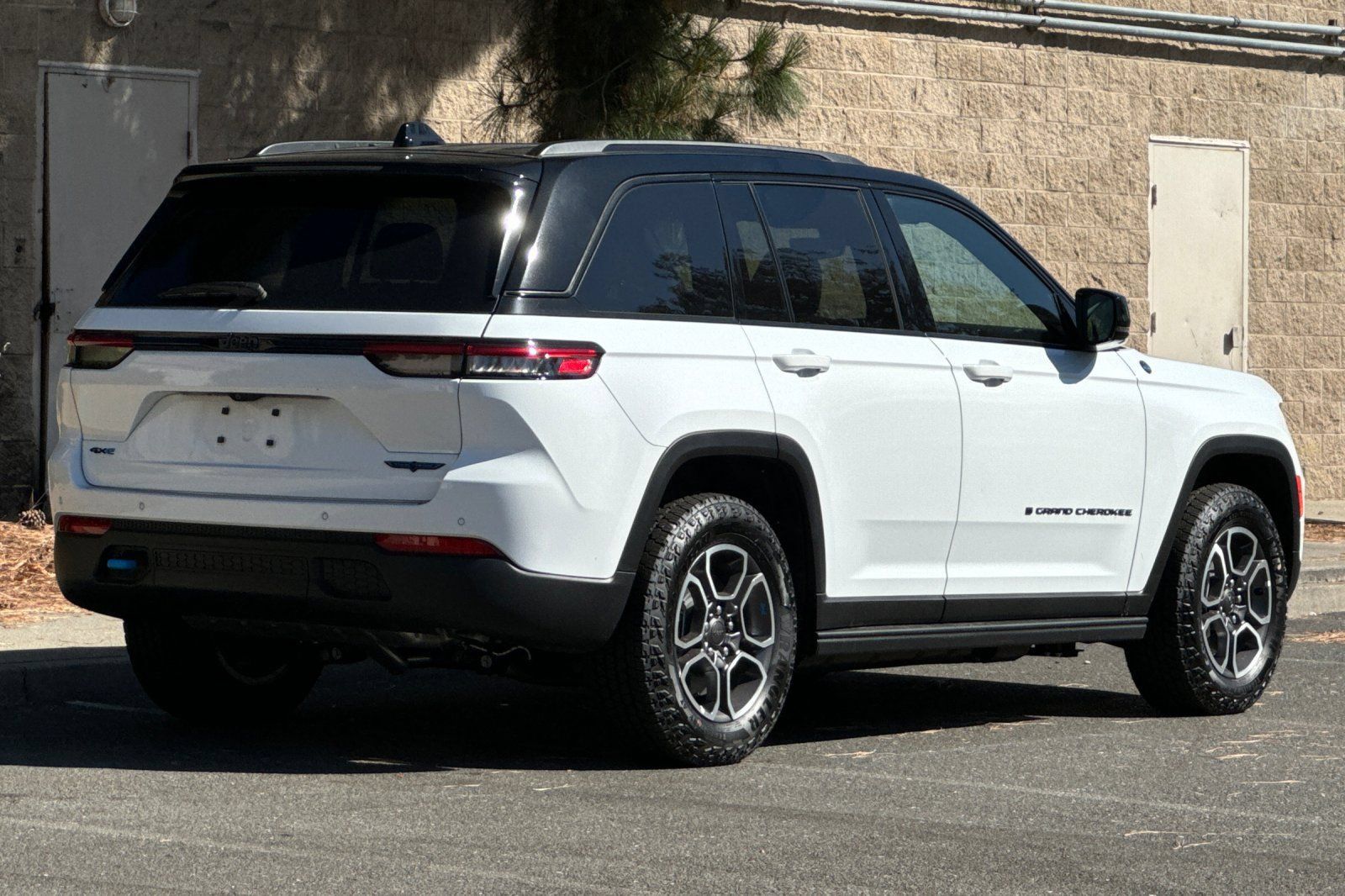 New 2023 Jeep Grand Cherokee Trailhawk w/ Advanced Protech Group II AWD/4WD image 3
