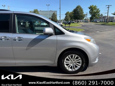 Used 2017 Toyota Sienna XLE w/ XLE Navigation Package FWD image 6