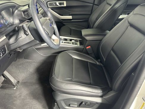 Used 2023 Ford Explorer XLT w/ Equipment Group 202A image 7