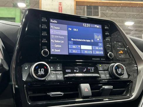 Used 2021 Toyota Highlander XLE AWD/4WD image 42