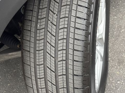 Used 2025 Jeep Grand Cherokee Laredo X RWD image 13
