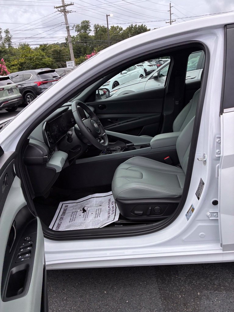 Certified 2025 Hyundai Elantra Limited FWD image 25