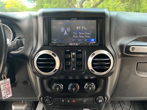 Used 2017 Jeep Wrangler Unlimited Sahara w/ Connectivity Group image 19