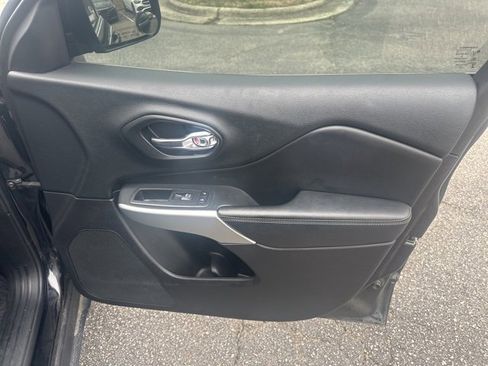 Used 2018 Jeep Cherokee Latitude Plus w/ Comfort/Convenience Group image 19