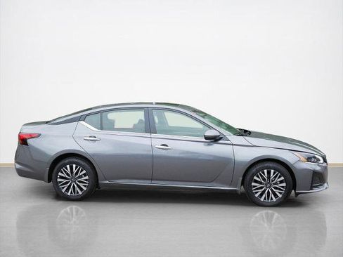 Certified 2023 Nissan Altima 2.5 SV w/ SV Premium Package AWD/4WD image 2