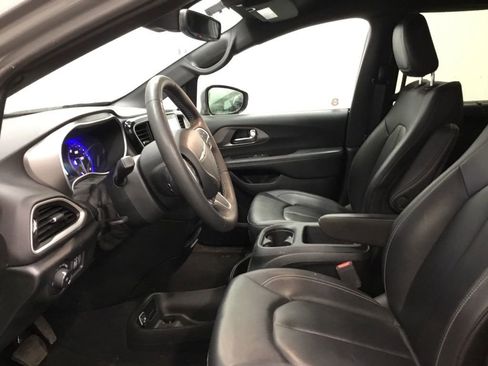 Used 2025 Chrysler Pacifica Select FWD image 5