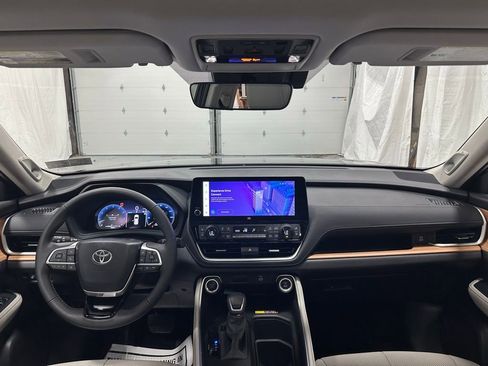 Used 2025 Toyota Grand Highlander AWD image 41
