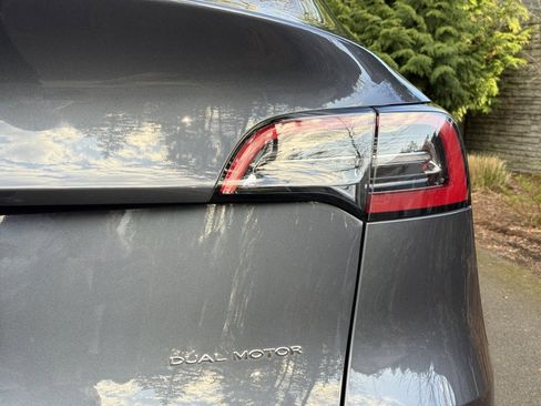 Used 2022 Tesla Model Y Long Range image 35