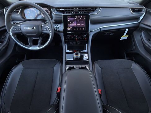 New 2025 Jeep Grand Cherokee L Altitude image 9