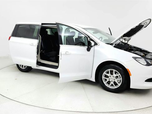 Used 2023 Chrysler Voyager LX FWD image 12