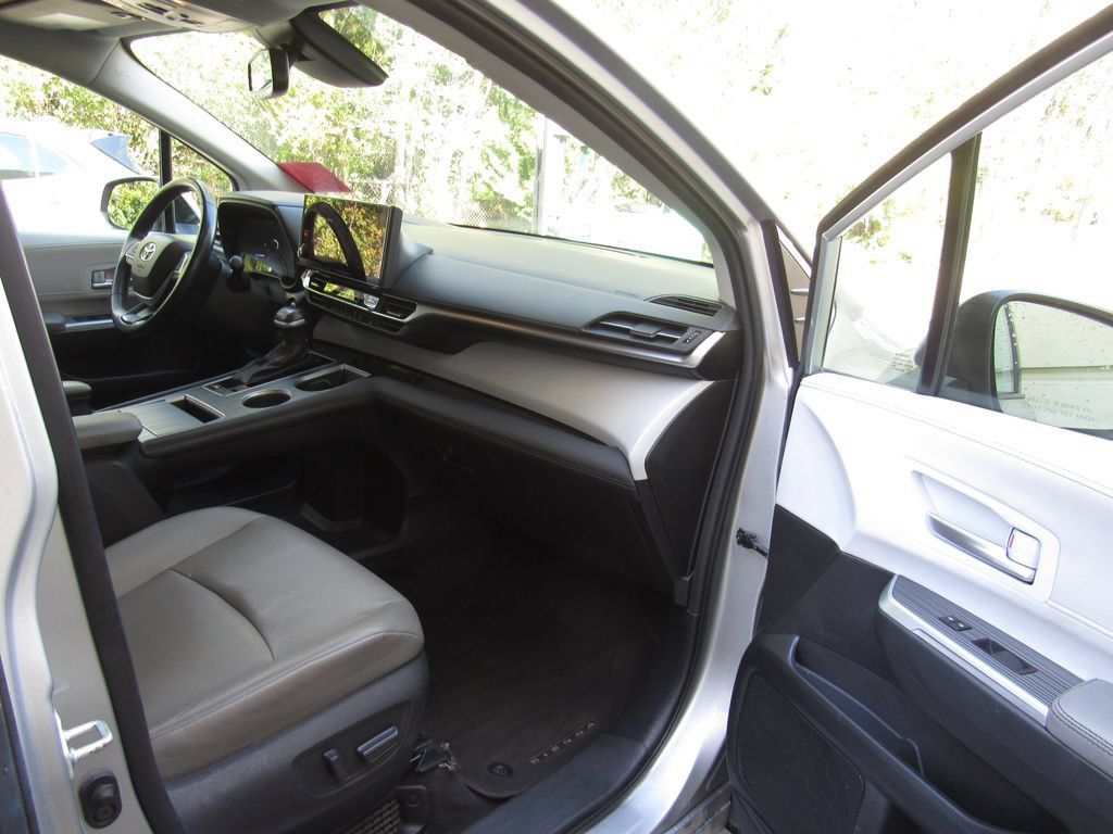 Certified 2025 Toyota Sienna XLE FWD image 19