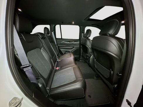 New 2025 Jeep Grand Cherokee Altitude image 31