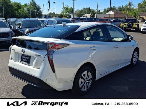 Used 2017 Toyota Prius Four FWD image 5