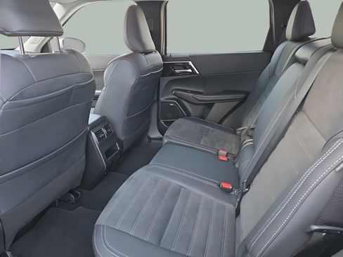 Used 2025 Mitsubishi Outlander SE image 19
