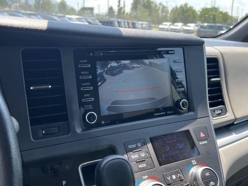 Used 2018 Toyota Sienna LE w/ Carpet Mat Package FWD image 34