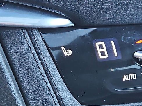 Used 2025 Cadillac XT6 Luxury image 15