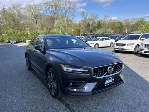 Certified 2025 Volvo V60 B5 Cross Country Plus AWD/4WD image 2