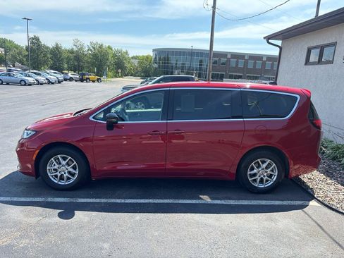 Used 2024 Chrysler Pacifica Touring-L FWD image 6