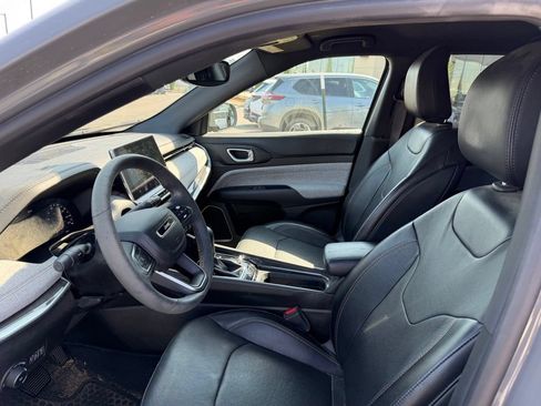 Used 2023 Jeep Compass Latitude AWD/4WD image 8