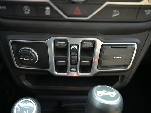 Used 2018 Jeep Wrangler Unlimited Sahara AWD/4WD image 32