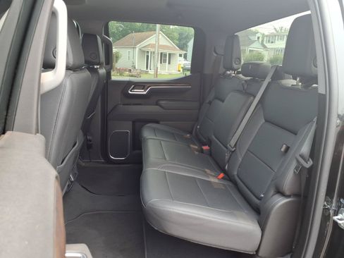 Used 2025 GMC Sierra 1500 SLT AWD/4WD image 17