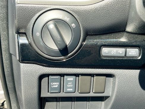 Used 2020 Nissan Titan SV w/ SV Convenience Package RWD image 10