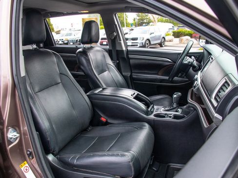 Used 2017 Toyota Highlander Limited AWD/4WD image 19