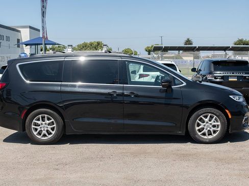 Used 2022 Chrysler Pacifica Touring-L image 5