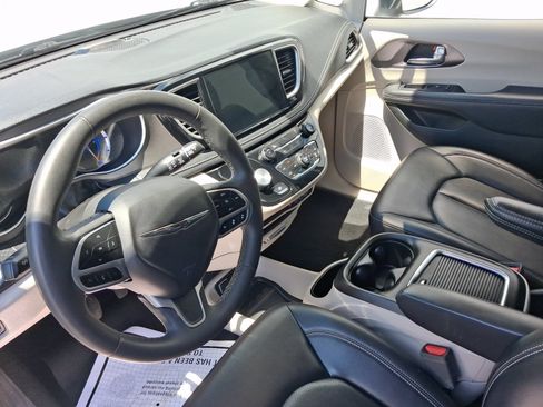 Used 2023 Chrysler Pacifica Touring-L FWD image 4
