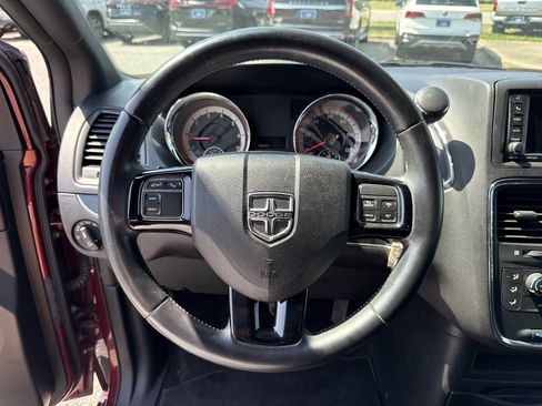 Used 2019 Dodge Grand Caravan SE FWD image 18