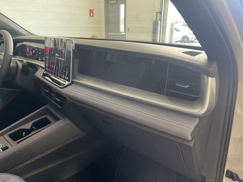 New 2026 Volkswagen Tiguan SE R-Line FWD image 38