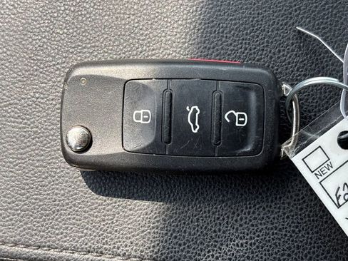 Used 2019 Volkswagen Beetle 2.0T SE image 34