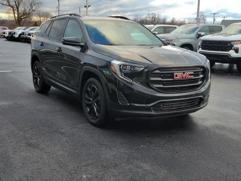 Used 2021 GMC Terrain SLE w/ Driver Convenience Package image 2
