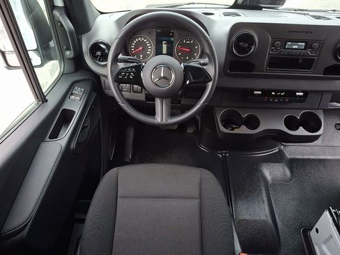 Used 2025 Mercedes-Benz Sprinter 2500 image 14