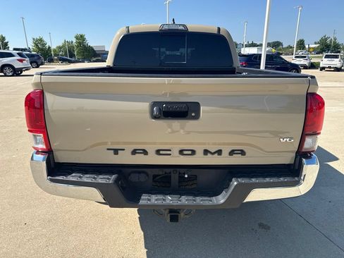 Used 2019 Toyota Tacoma TRD Off-Road AWD/4WD image 4