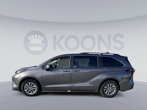 Used 2022 Toyota Sienna XLE image 2