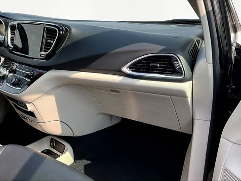 Used 2024 Chrysler Pacifica Touring-L image 28