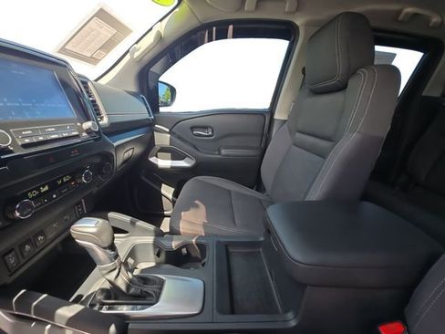Used 2022 Nissan Frontier SV AWD/4WD image 11