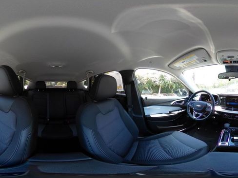 Used 2025 Chevrolet Trax LT w/ LT Convenience Package FWD image 41