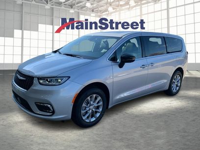 New 2026 Chrysler Pacifica Limited w/ Uconnect Theater Family Group